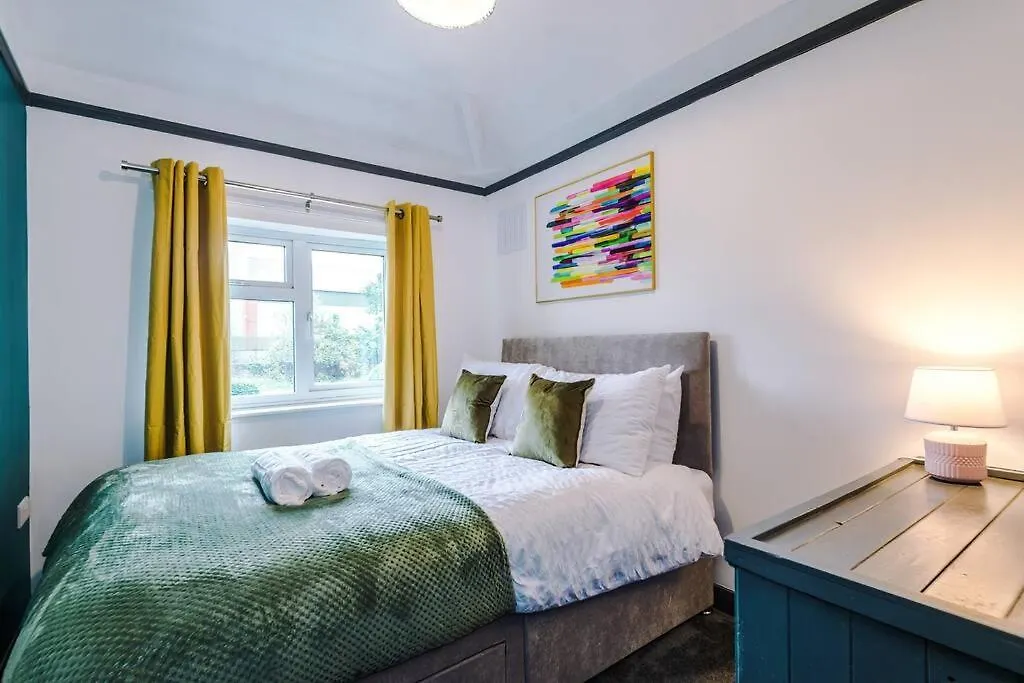 Holiday home Spacious 3 Bedroom Close To Leeds City Centre With Parking - Short Stay Leeds