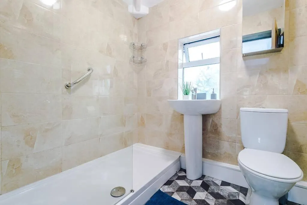Spacious 3 Bedroom Close To Leeds City Centre With Parking - Short Stay Leeds United Kingdom