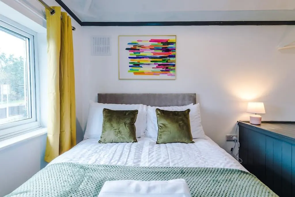 Spacious 3 Bedroom Close To Leeds City Centre With Parking - Short Stay Leeds Holiday home