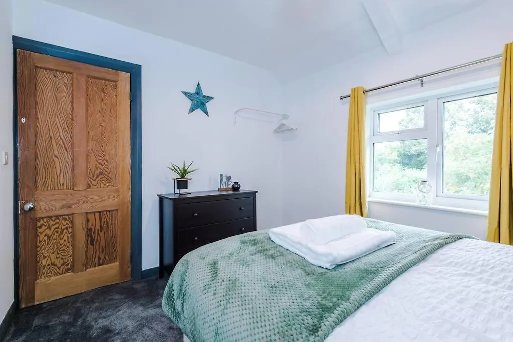 Spacious 3 Bedroom Close To Leeds City Centre With Parking - Short Stay Leeds Holiday home Leeds (West Yorkshire)